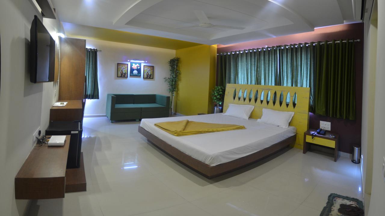 Hotel Barcelona Exotica أحمد أباد المظهر الخارجي الصورة